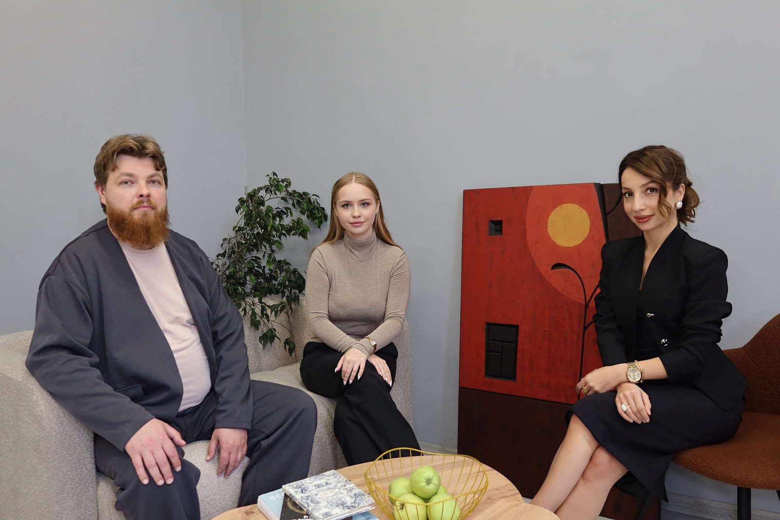 Команда MATOIAN GROUP в переговорной зоне офиса